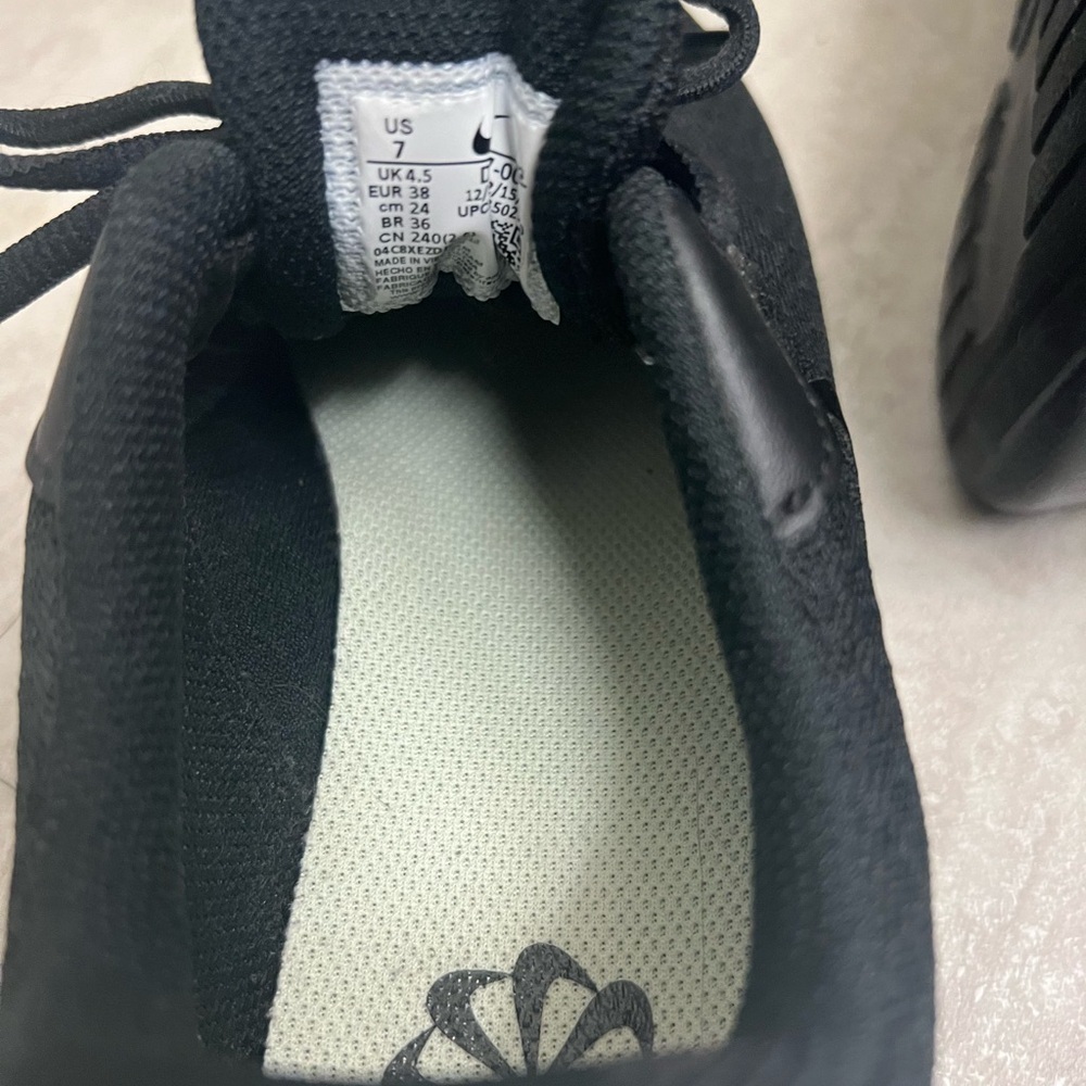 Black Nike Sneakers- EUC - Picture 5 of 6